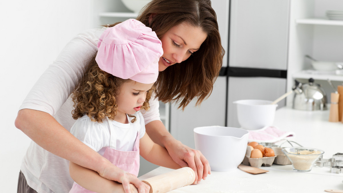 Gdy Polacy z zapartym tchem oglądają zmagania małych kucharzy w "MasterChef Junior", nasuwa się pytanie, jak oswoić własne dziecko ze sztuką kulinarną. Okazuje się, że gotowanie z dziećmi nie musi sprowadzać się tylko do robienia potraw w śmiesznych kształtach.