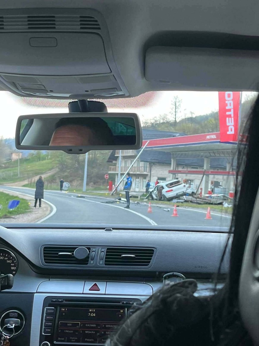 “porše” udario u benzinsku pumpu