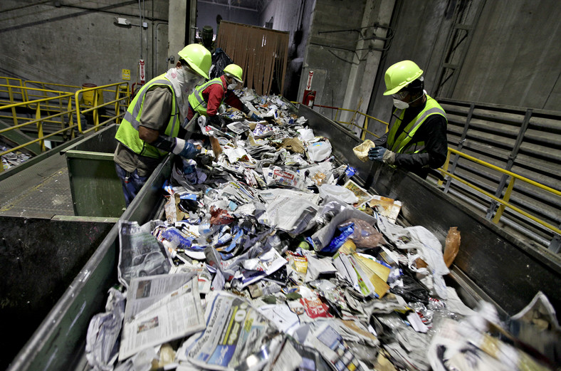 Segregowanie śmieci. Fot. Bloomberg