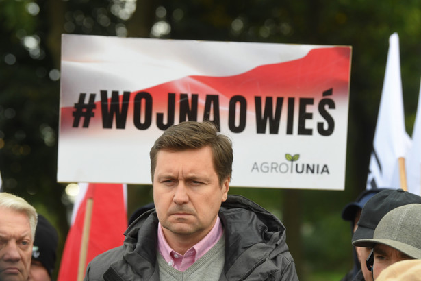 Włocławek, 11.10.2021. Były poseł PiS Łukasz Zbonikowski podczas konferencji prasowej przed siedzibą spółki Anwil we Włocławku, 11 bm. Temat: "NIE dla gigantycznych cen nawozów!" oraz "STOP wywożeniu polskiego nawozu za granicę!". (aldg) PAP/Tytus Żmijewski