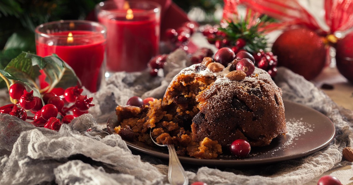 Zostały ci czerstwe pierniki? Zrób z nich pudding z gęstym, owocowym sosem