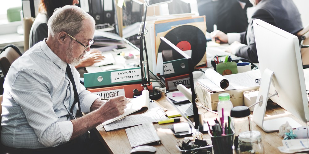 <b>Renta szkoleniowa</b>
<br>
<br>
Osoba, która spełnia warunki wymagane do uzyskania renty z tytuły niezdolności do pracy, może też otrzymać rentę szkoleniową. Musi najpierw uzyskać orzeczenie o celowości przekwalifikowania zawodowego ze względu na niezdolność do pracy w dotychczasowym zawodzie.
<br>
<br>
Renta szkoleniowa jest przyznawana na okres 6 miesięcy, ale może zostać na wniosek starosty wydłużona do 36 miesięcy lub skrócona do 6 miesięcy, jeśli zapadnie decyzja o braku możliwości przekwalifikowania rencisty do innego zawodu lub o tym, że nie poddaje się on przekwalifikowaniu zawodowemu.
<br>
<br>
Renta szkoleniowa wynosi 75 proc. podstawy wymiaru renty. Nie może być przy tym niższa niż najniższa renta dla osoby częściowo niezdolnej do pracy, a jeśli chodziło o wypadek, to renta szkoleniowa wynosi 100 proc. podstawy wymiaru renty.
<br>
<br>
<a  href=