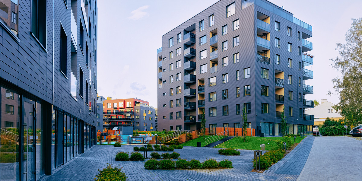Z raportu „Rynek mieszkaniowy w Warszawie – I kw. 2021”, przedstawionego przez analityków portalu RynekPierwotny.pl wynika, że w pierwszych trzech miesiącach br. na terenie stolicy można było znaleźć 330 projektów mieszkaniowych.