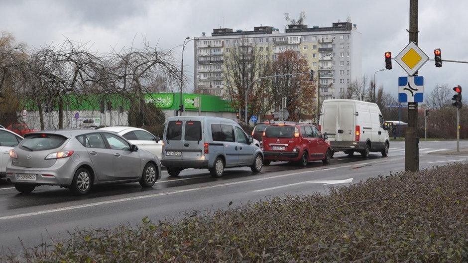 Samochody przy ul. Piłsudskiego w Gorzowie