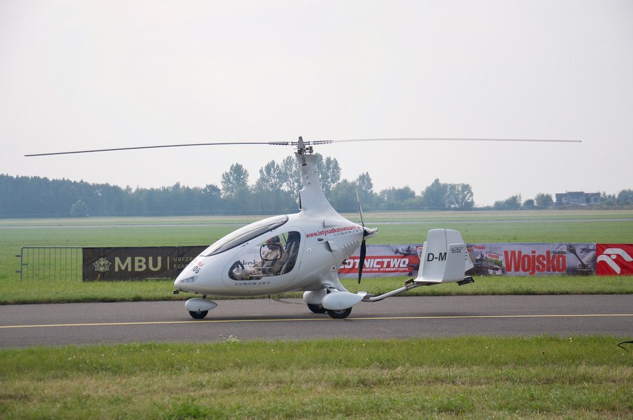 W jednym z pierwszych pokazów zaprezentował się wiatrakowiec - o którym można powiedzieć, że łączy w sobie cechy małego samolotu i helikoptera. 