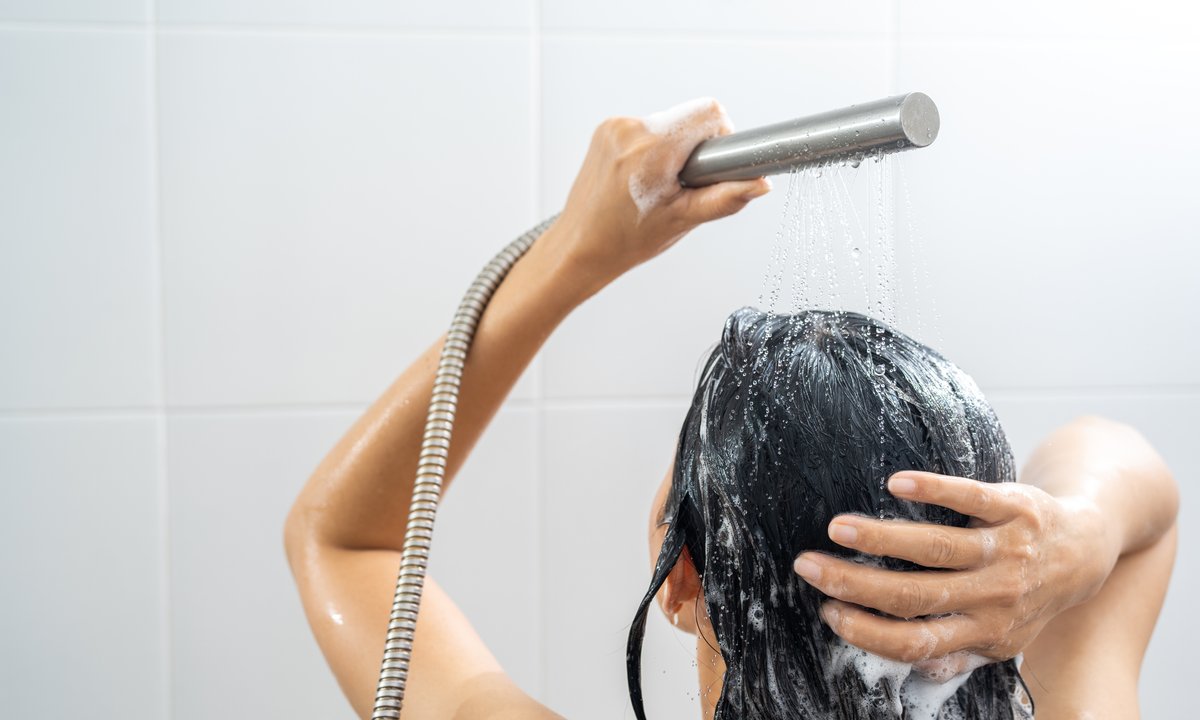 Lepiej brać prysznic rano czy wieczorem? Eksperci wyjaśniają