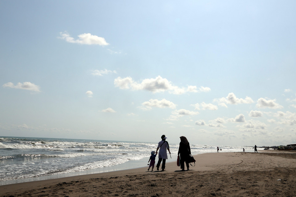 Irańczycy na plaży w mieście Anzali, w prowincji Gilan nad Morzem Kaspijskim, w północnym Iranie, 4 lipca 2013 r.