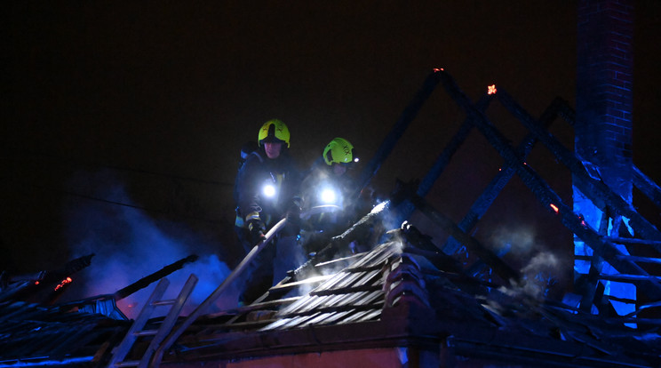 Két ember is elhunyt a hétfő éjszakai tűzesetben. / Fotó: MTI/Mihádák Zoltán