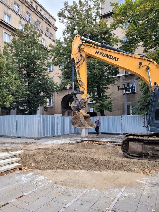 Znika beton, będą róże! Rozpoczęła się przebudowa alei Róż w Krakowie