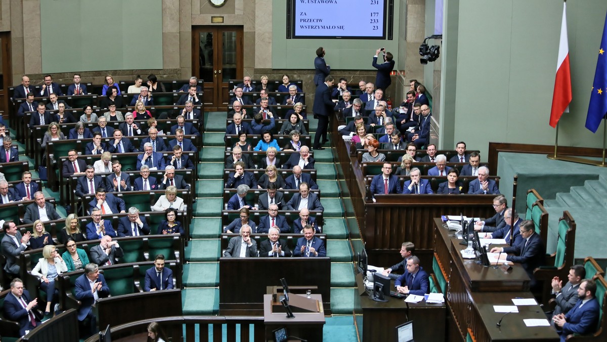 Sejm przyjął uchwałę upamiętniającą byłego premiera Jana Olszewskiego. "Był człowiekiem honoru, pełnym godności, skromności i uczciwości; w historii zapisał się jako patriota, mąż stanu i wzór do naśladowania" - napisano w uchwale.