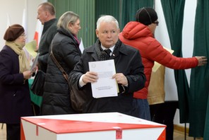 Jarosław Kaczyński podczas głosowania w wyborach parlamentarnych w 2015 r.