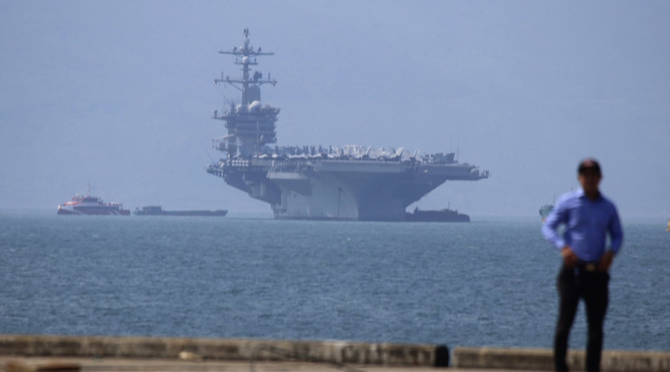 A Carl Vinson amerikai repülőgép-hordozó a vietnami Da Nang kikötőjében / Fotó: MTI/ AP/ Tran Van Minh