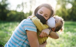 Małe dzieci zakażają się SARS-CoV-2 rzadziej niż starsze