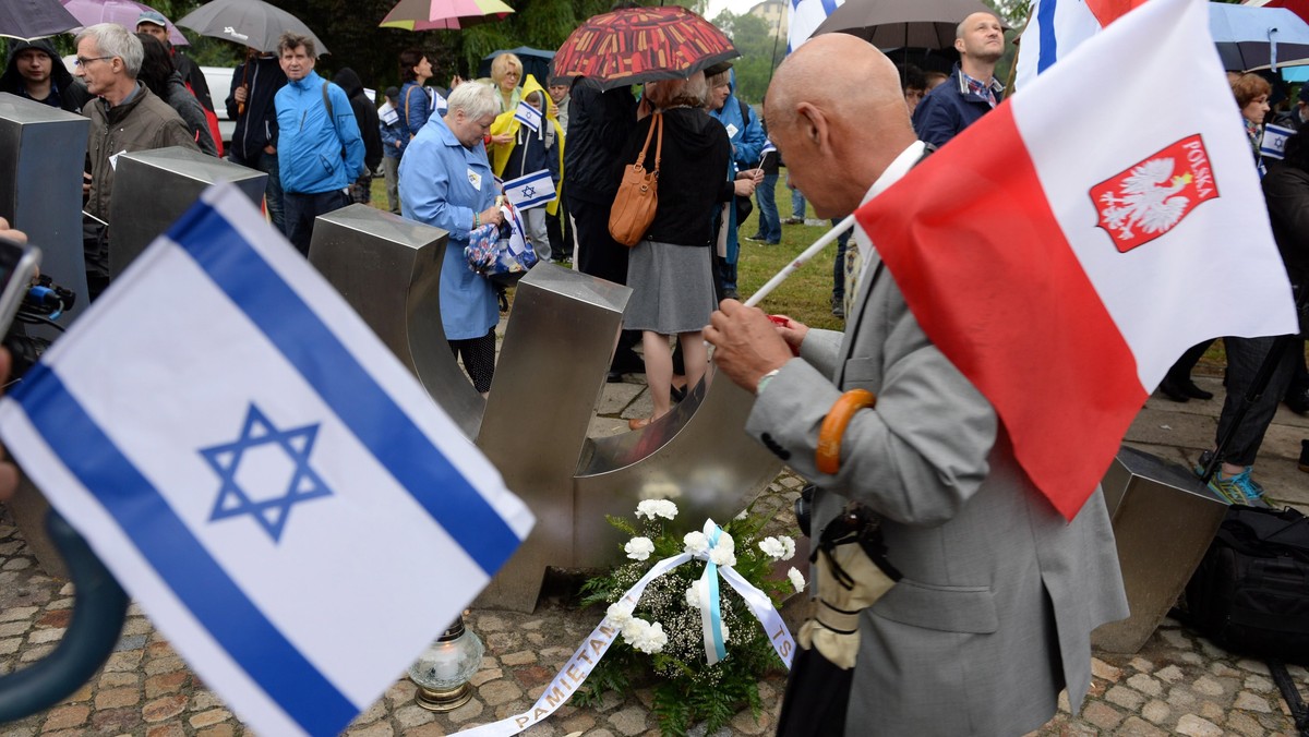 menora kielce polska izrael żydzi żyd flagaspotkanie przy pomniku Menora