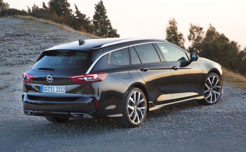 Opel Insignia GSi Sports Tourer mierzy aż 4998 mm. Kawał szybkiego kombi, którego bagażnik może pomieścić od 560 do 1665 l