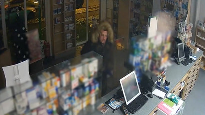 Így dolgozik egy gyógyszertári betörő, így pedig a kamera, ami felveszi a lopást – videó