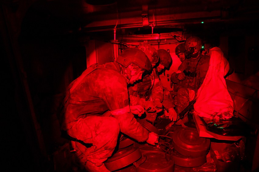 Ukrajinski vojnici iz bataljona Skala ukrcavaju protivtenkovske projektile u oklopno vozilo uoči odlaska na položaje na liniji fronta u smeru Pokrovska 25. decembra