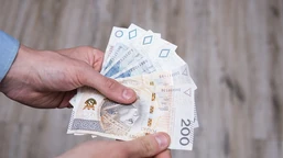 renta socjalna 2025 - ile na rękę? ile wynosi renta socjalna z mops w 2025 roku? nowe zasady przyznawania renty socjalnej zus