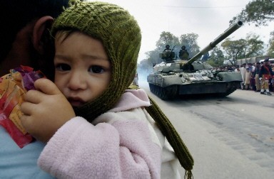 PAKISTAN-DAY-PARADE-CHILD-TANK