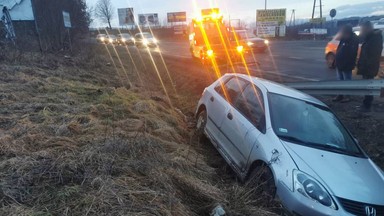 Zagubiony senior zapytał o drogę. Został okradziony i porzucony w lesie