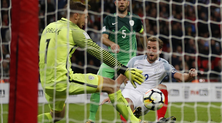 Kane (fehérben) és az angolok a hajrában szerzett góllal tudták legyőzni 1-0-ra Szlovéniát /Fotó: AFP