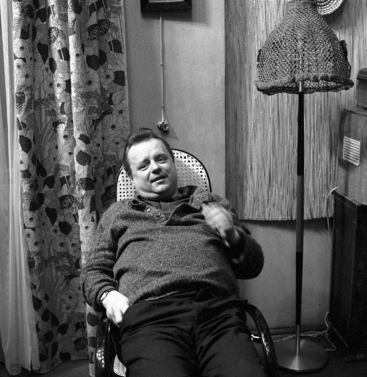 Konstancin-Jeziorna 1976. Realizacja filmu pt. Brunet wieczorową porą, plan zdjęciowy w budynku obok willi Moja przy ul. Sienkiewicza 9. Na zdjęciu reżyser Stanisław Bareja.