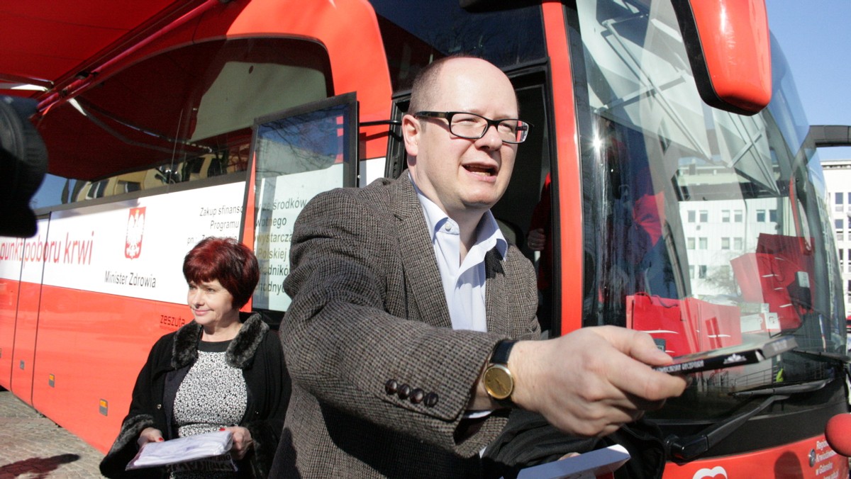 W środę rano na parkingu przed Urzędem Miejskim w Gdańsku stanął mobilny punkt poboru krwi, czyli autokar Narodowego Centrum Krwi. To tutaj prezydent Gdańska Paweł Adamowicz oraz urzędnicy gdańskiego magistratu oddawali krew. Pretekstem do inicjatywy było wyzwanie, które rzucił prezydentowi student Politechniki Gdańskiej.