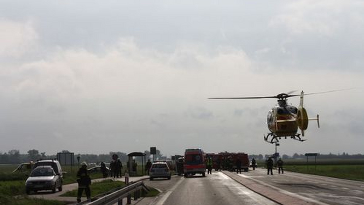 Dzisiaj rano doszło do poważnego wypadku drogowego na trasie K-32 w miejscowości Granowo (powiat grodziski) przy zjeździe do Januszewic. Ranny kierowca poloneza został przetransportowany śmigłowcem do jednego z wielkopolskich szpitali.