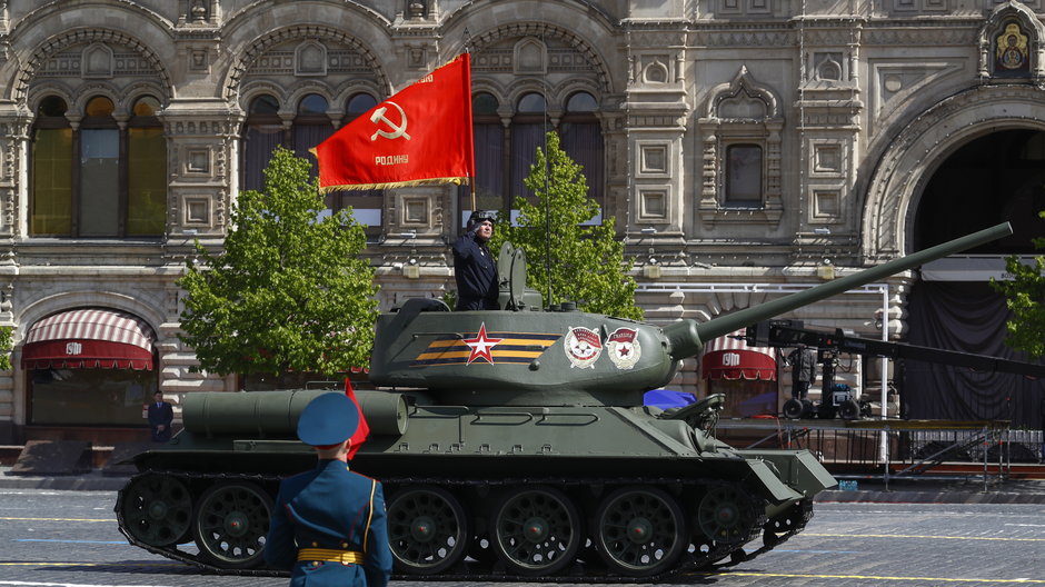 Na placu Czerwonym pojawił się tylko jeden niemal 70-letni czołg