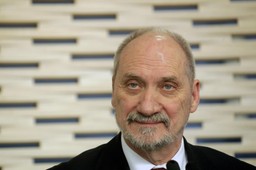 Wypadek Macierewicza: Prokuratura nie wszczęła śledztwa ws. przekroczenia uprawnień przez szefa MON