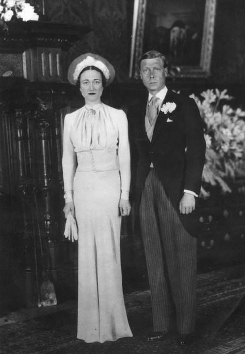 Suknie ślubne w brytyjskiej rodzinie królewskiej: ślub Wallis Simpson i księcia Edwarda (wcześniej znanego jako król Edward VIII) w 1937 r.