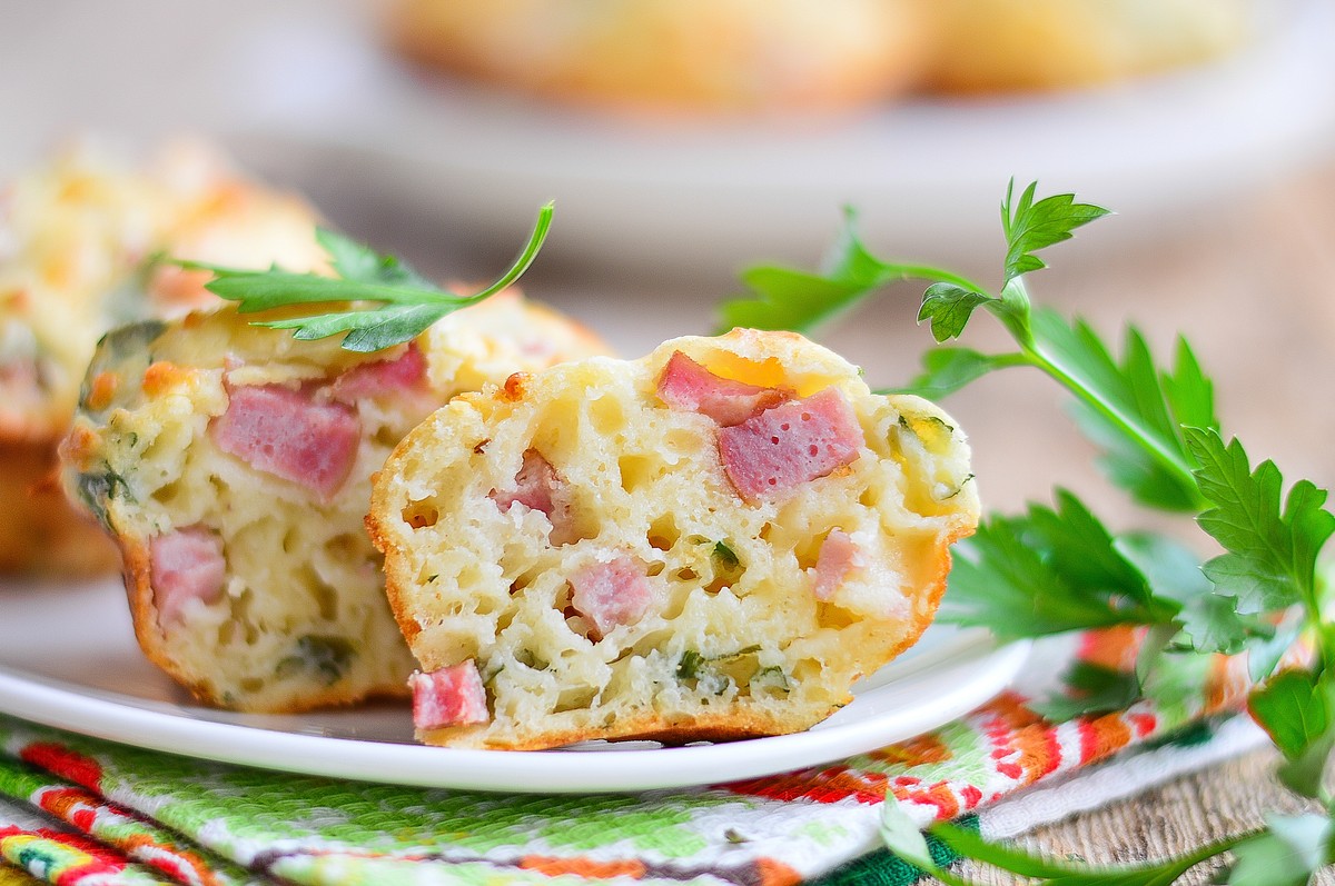 Muffiny wytrawne z serem i szynką. Idealne zamiast kanapek