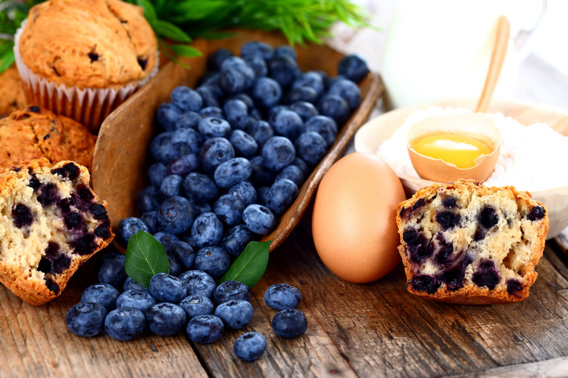 Borówka amerykańska borówki owoce Muffins,With,Blueberry,,Egg,And,Flour,On,Wooden,Table
