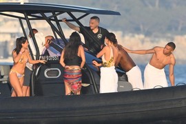 Jedan od najplaćenijih fudbalera SMUVAO TRANSRODNU MANEKENKU i u rukama je nosio KAO TROFEJ: Niko ne bi posumnjao da je bila muškarac, ali je TERET NJENE PRIRODE bio nesnosan za ljubav