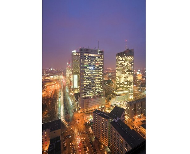 Nad biurem w samym sercu stolicy powinny zastanowić się zwłaszcza firmy, które goszczą w swoich siedzibach przyjezdnych z kraju i zagranicy. Ze względu na bardzo dobrze rozwiniętą bazę hotelową w okolicy można sprawnie zorganizować dla nich noclegi, ale też dobrze zaplanować czas wolny. Siłę popytu na rynku nowoczesnych powierzchni biurowych najwyraźniej widać w segmencie powierzchni (do 500 mkw.), który kreują w głównej mierze firmy znajdujące się w fazie dynamicznego rozwoju. <br><br/>
Z każdym miesiącem wynajęcie nowego biura jest jednak coraz trudniejsze. Wolnej i najlepszej pod względem standardu powierzchni ubywa, a na rynku postępuje absorpcja tego, co jeszcze nie zostało wynajęte. Wiele polskich przedsiębiorstw, które zostały założone poza Warszawą, przeniosły się finalnie do stolicy. Istnieje także niemała grupa spółek, które co prawda formalnie mają swoją siedzibę w innym mieście, ale w rzeczywistości większość działalności biznesowej prowadzą z Warszawy. Nieprzypadkowo aż połowa z 10 największych polskich firm ma tu siedziby.