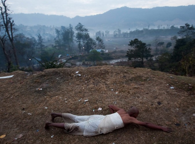 Nepalczyk turla się po ziemi, rozpoczynając w ten sposób obchody święta Madhav Narayan nad rzeką Salinadi