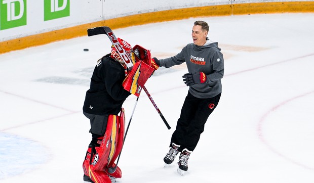 Aleksander Stub tokom hokejaške utakmice sa Markom Karnijem u Kanadi