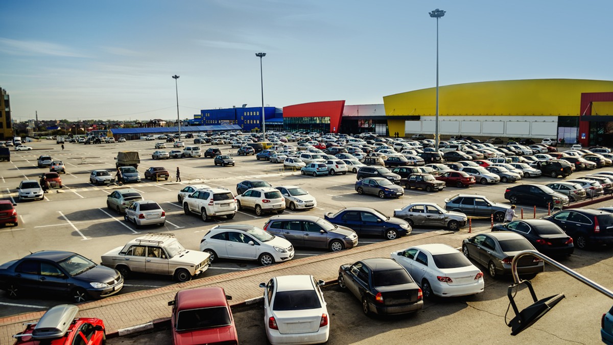 Przy supermarketach Auchan pojawiają się parkometry. Opłaty za postój to coraz częstszy dodatek do robienia zakupów - czytamy w "Rzeczpospolitej".