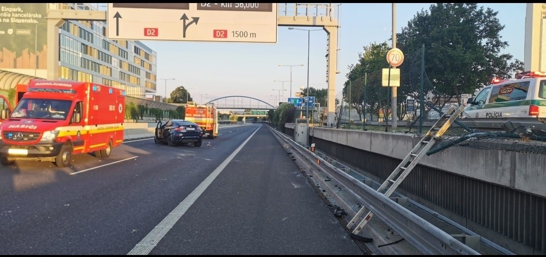 BMW prerazilo bariéru a skončilo na diaľnici. 