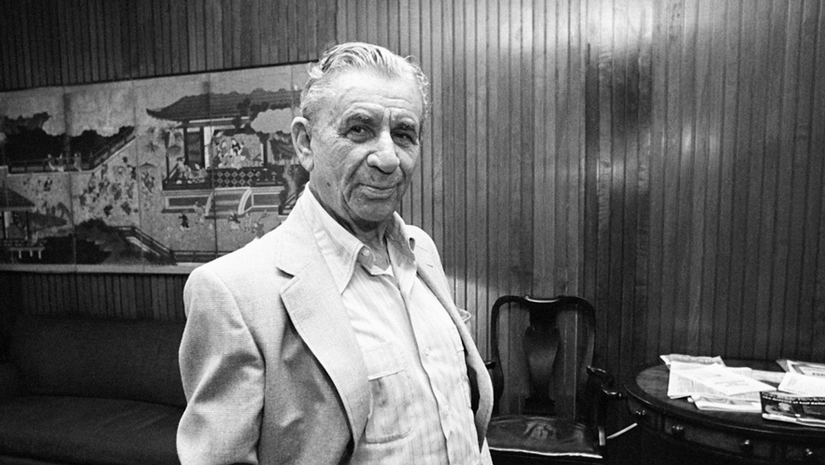 Meyer Lansky — naprawdę nazywał się Majer Suchowliński. Gangsterzy nazywali go "ministrem finansów", dziennikarze i historycy "finansowym geniuszem podziemia". Razem z Charlesem "Lucky" Luciano zorganizował nowoczesną mafię w USA.