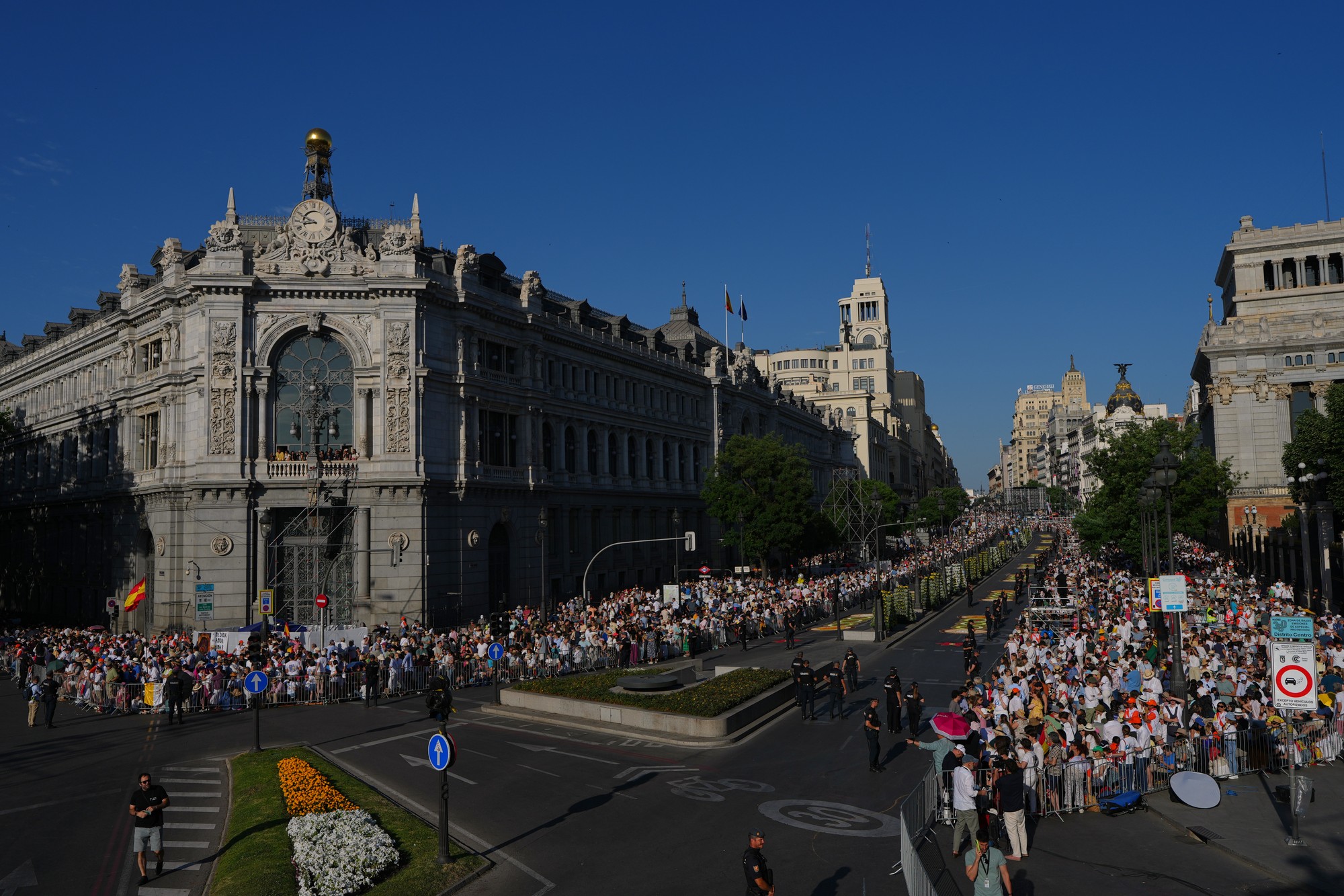 Ľudia čakajú na príchod pápeža Leva XIV. na Námestí Cibeles v Madride.
