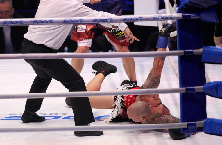Portorykańczyk Francisco Palacios (P) na deskach podczas walki w wadze junior ciężkiej przeciwko Polakowi Michałowi Cieślakowi, w trakcie gali bokserskiej Polsat Boxing Night