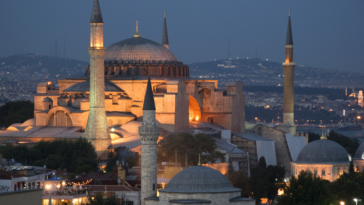 Po raz pierwszy od czasów Atatürka w bizantyjskiej świątyni Hagia Sophia rozbrzmiały wersety Koranu. Czy głos muezina przypieczętuje kres świeckiej Turcji?