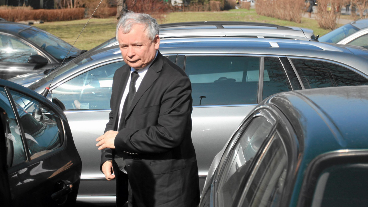 Przewodniczący Prawa i Sprawiedliwości Jarosław Kaczyński ponownie - po trzech miesiącach przerwy - został liderem klasyfikacji najbardziej krytykowanych przywódców partyjnych. W marcu wzrosła liczba materiałów negatywnych na temat liderów wszystkich ugrupowań - wynika z badania "Scena Polityczna" prowadzonego przez "Press Service Monitoring Mediów".