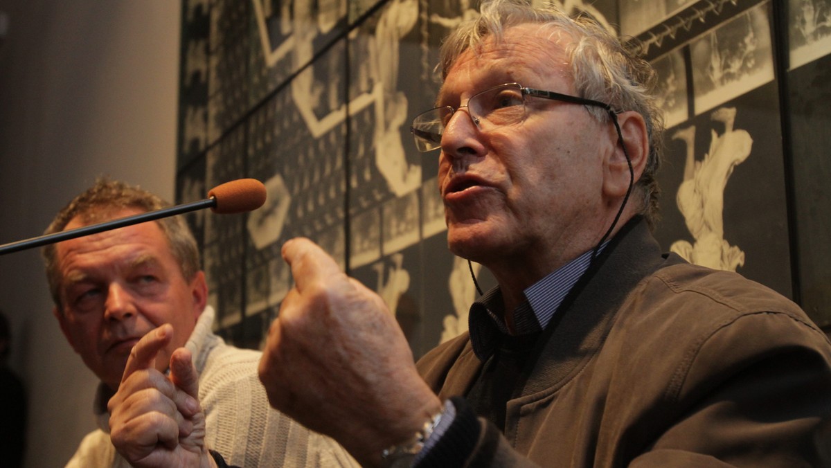 Amos Oz powiedział na poniedziałkowym spotkaniu z czytelnikami w Warszawie, że Izrael zmaga się z przeszłością i to właśnie stosunek do historii jest obecnie wyznacznikiem podziałów w tym społeczeństwie.