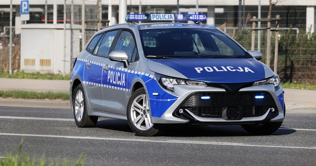 Why do policemen touch the trunk of a car?  Unclear behavior serves a purpose