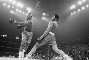 Muhammad Ali cofa się po ciosie Joe Fraziera podczas walki o tytuł mistrza wagi ciężkiej w Madison Square Garden w 1971 r. Po piętnastu rundach jednogłośną decyzją sędziów zwyciężył Frazier.