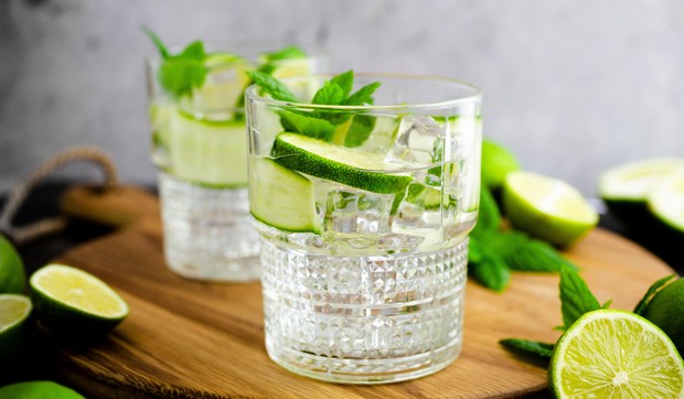 Brazilske vlasti istražuju da li su slučajevi trovanja metanolom povezani sa konzumiranjem žestokih pića, poput džina i votke | Foto: Getty Images