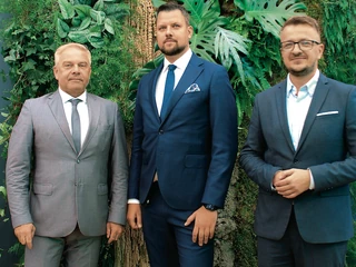 O zielonej transformacji rozmawiali (od lewej): dr Dawid Piekarz, ekspert ds. energii z Orlen Synthos Green Energy; Janusz Grądzki, prezes Eleport Polska i założyciel Fundacji Kierunkowskaz, oraz Piotr Pilewski, redaktor naczelny kompasesg.pl.