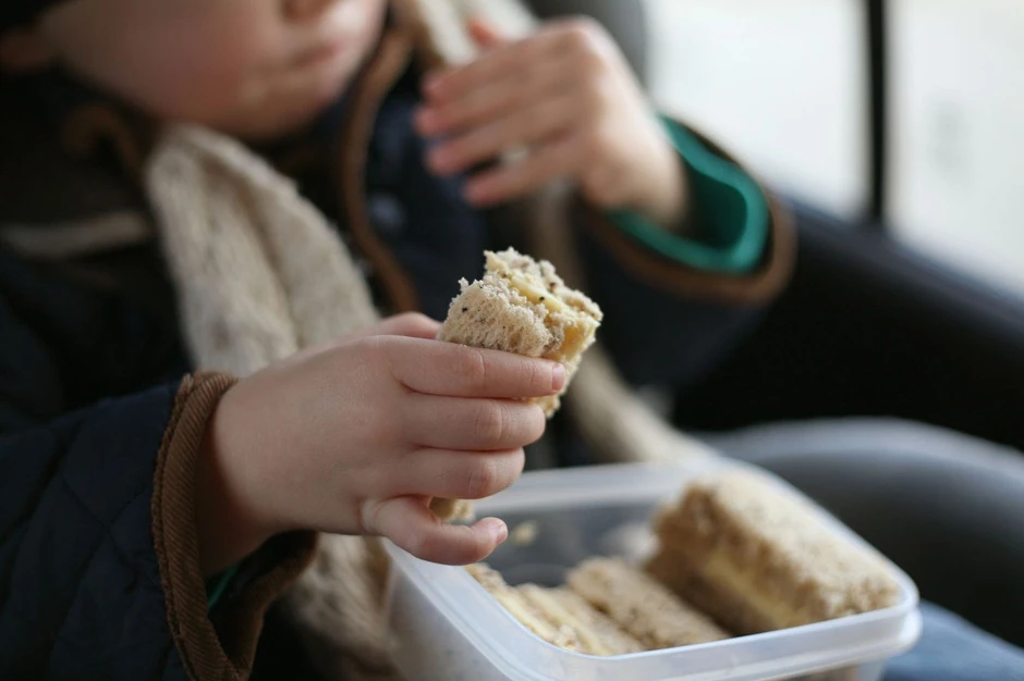 Dok su deca čekala u vozilu, otac je ubio majku i sebe